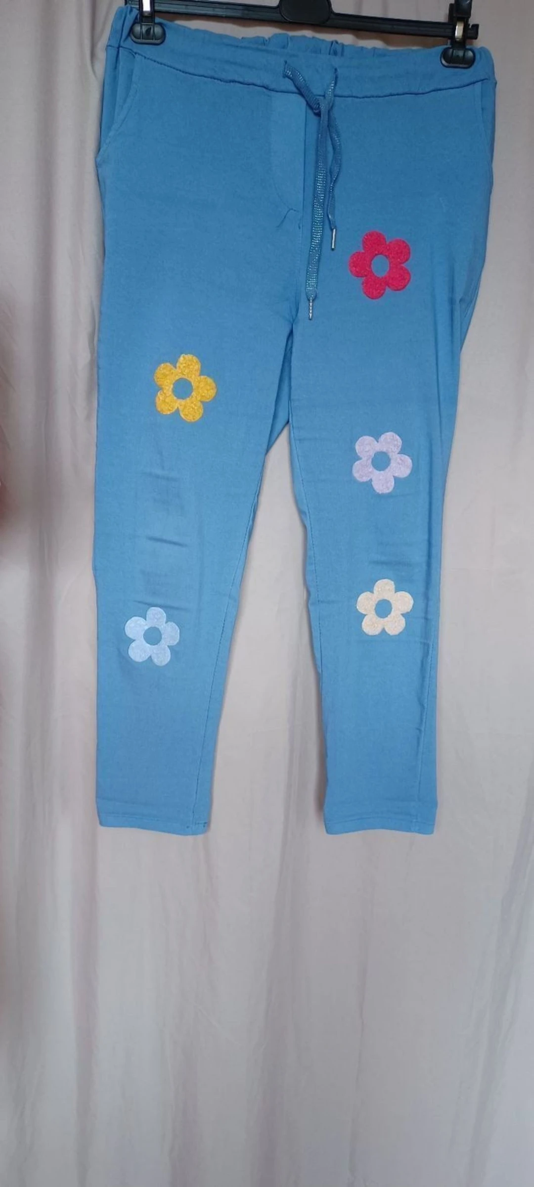 Tres joli pantalon avec des fleurs femme T U